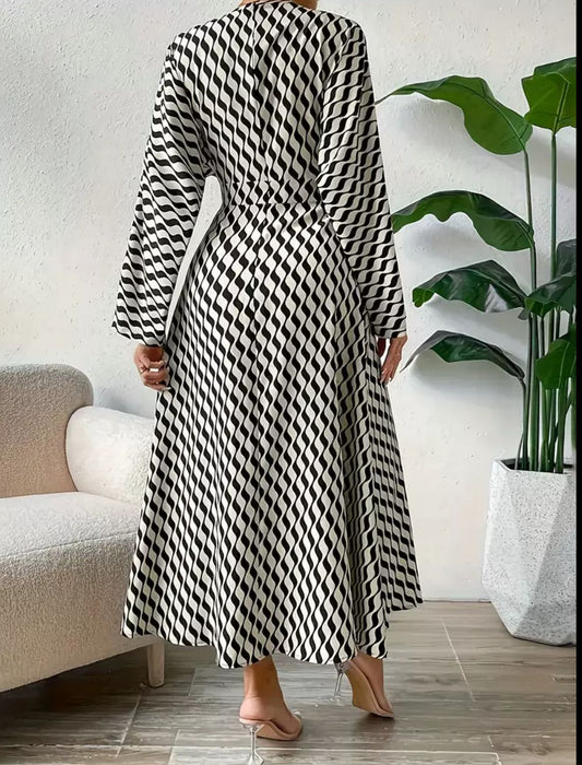 Elegantes Maxikleid mit Wellenmuster