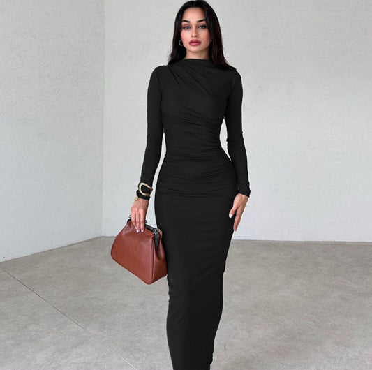 Elegance Noir – Figure-hugging maxi dress with long sleeves