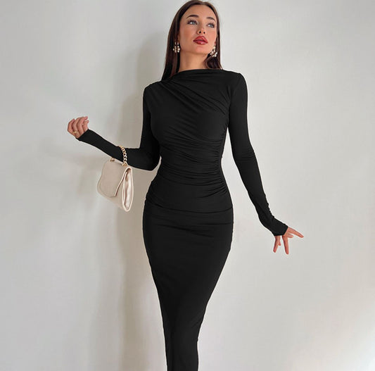 Elegance Noir – Figure-hugging maxi dress with long sleeves