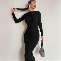 Elegance Noir – Figurbetontes Maxikleid mit Langarm