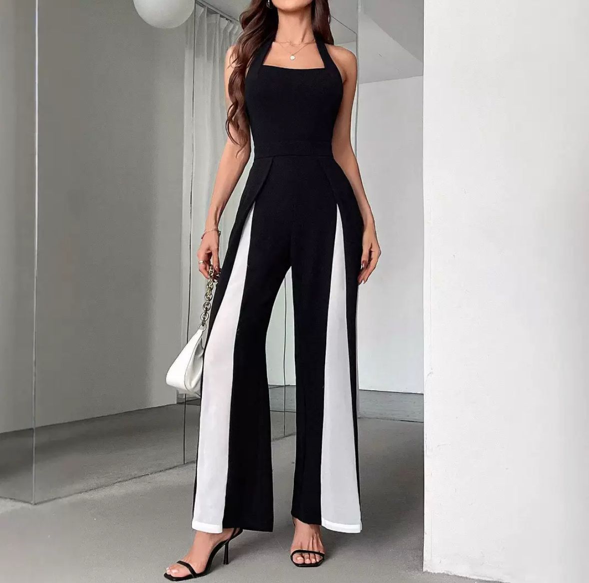 Elegant Chic Jumpsuit – Zweifarbiger Hingucker in Schwarz & Weiß