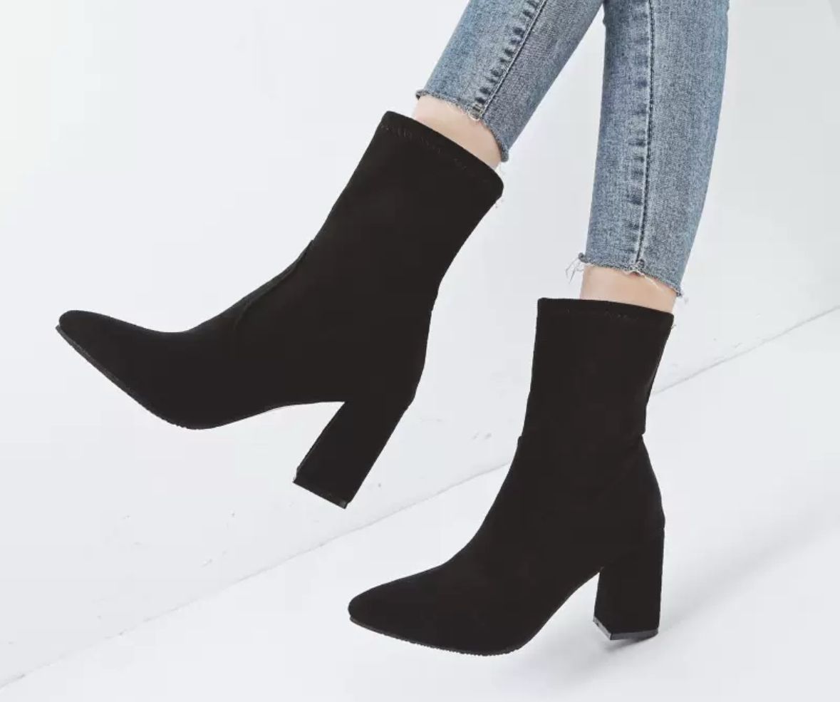 Velvety Chic” – Schwarze Stiefeletten mit Blockabsatz