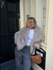 Faux Fur Elegance – Oversized Kunstfelljacke in Taupe