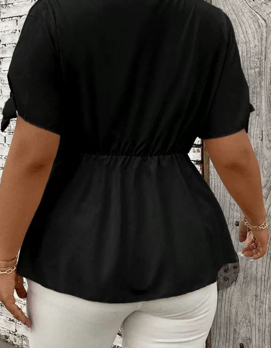 Eleganza Noir – Taillierte Bluse mit Raffinesse