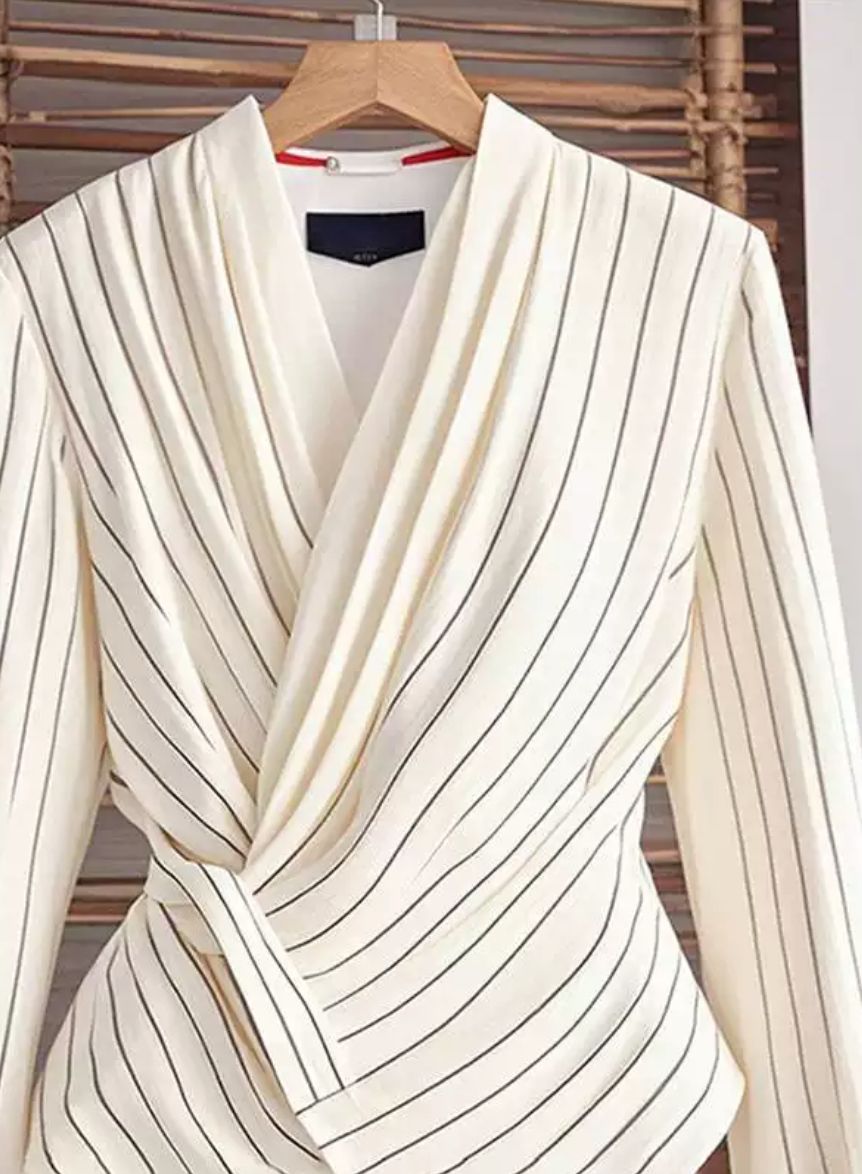 Linia Élegance – Wickelbluse mit Streifencharme