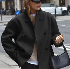 Urban Elegance – Oversized Wolljacke in Taupe