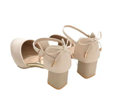 Elegance Chic – Damen Riemchenpumps in Creme