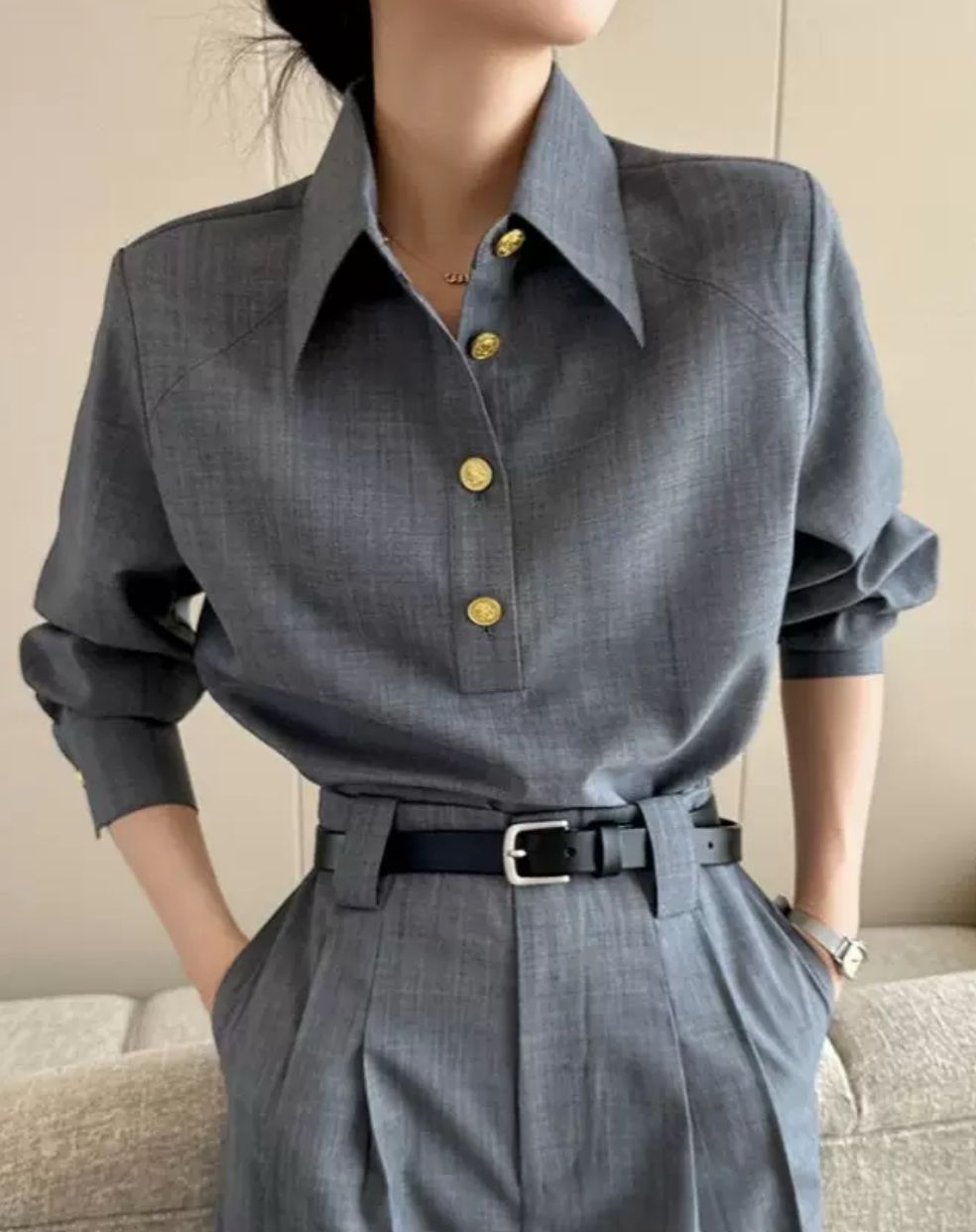 „Elegance Noir – Power Suit Blouse”