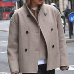 Urban Elegance – Oversized Wolljacke in Taupe