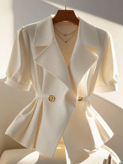 Élégance Blanche – Taillierte Kurzarm-Blazerbluse mit Goldakzenten