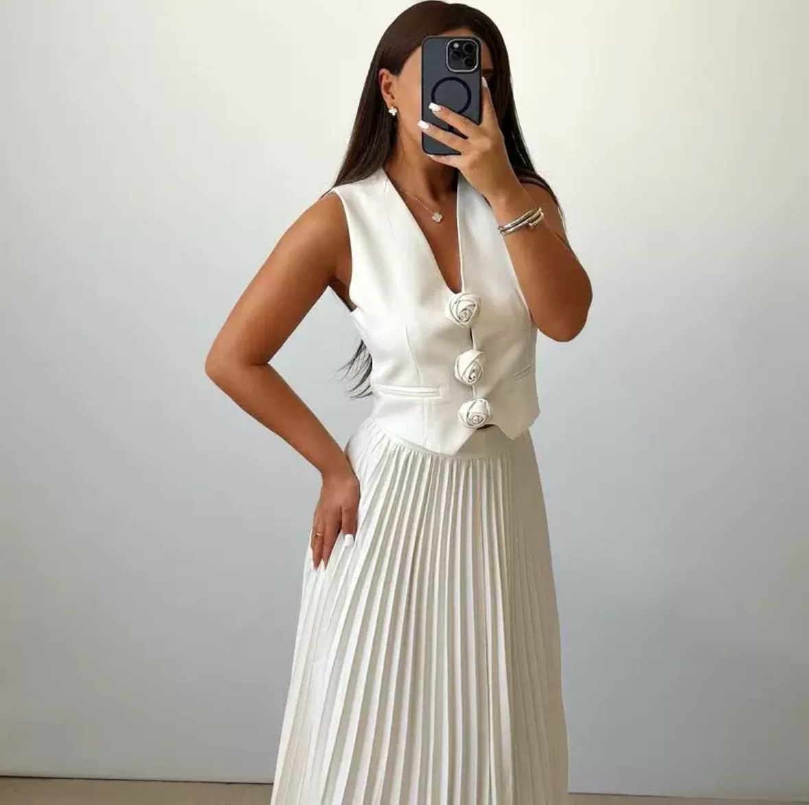 Elena – Elegantes Faltenkleid mit Rosenakzenten